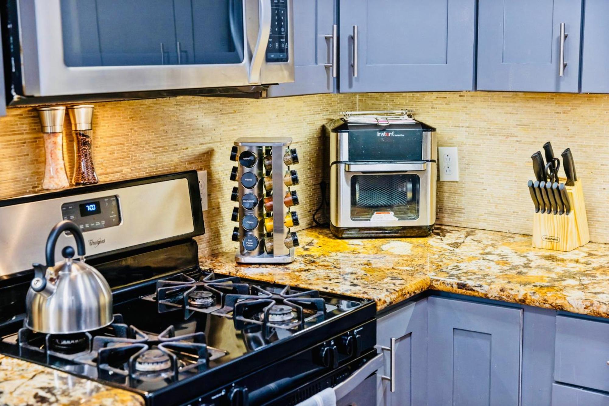 5bdrm 10bd With King Bbq Patio 1 Min Walk Carson St *