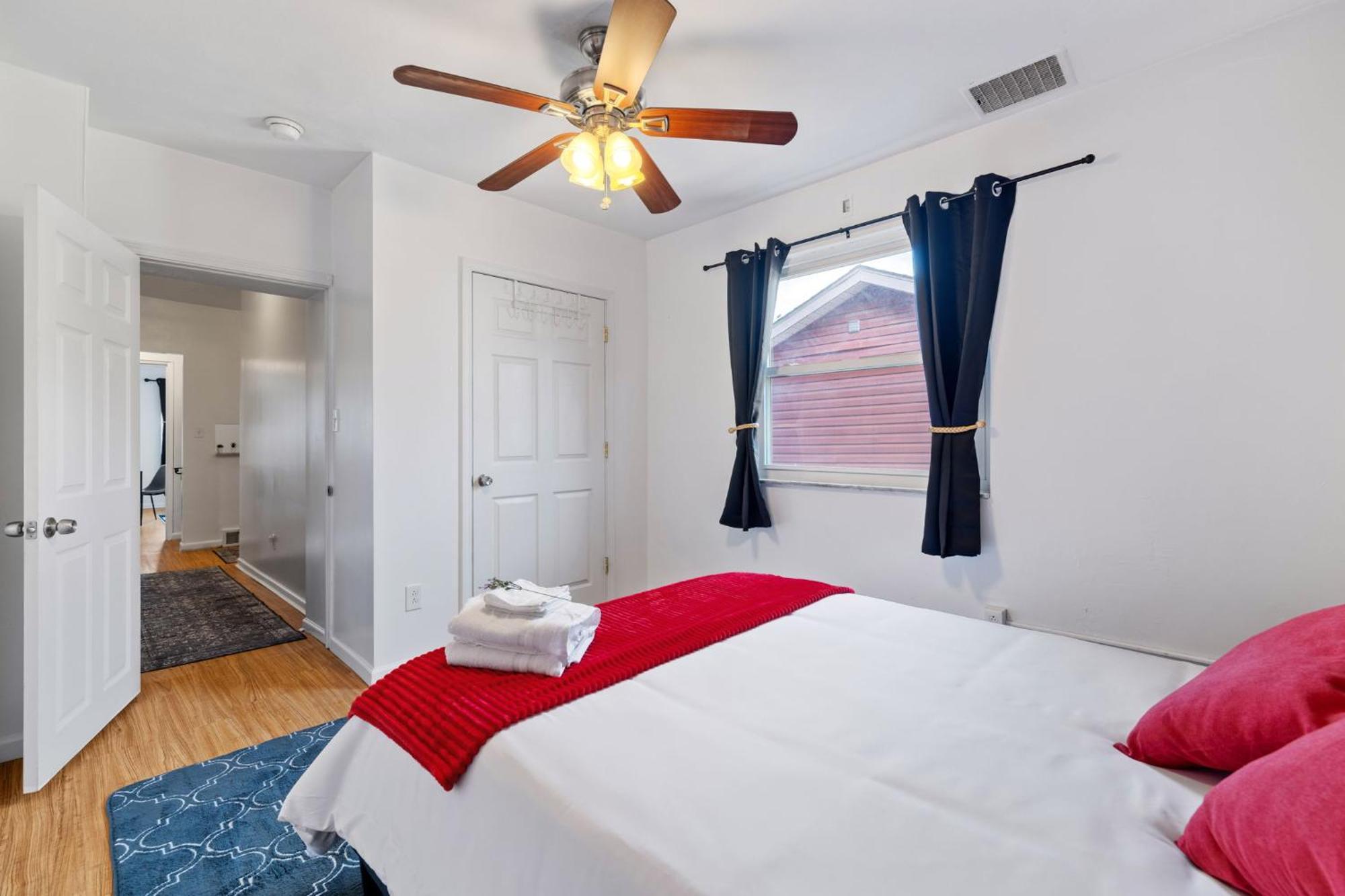 5bdrm 10bd With King Bbq Patio 1 Min Walk Carson St *
