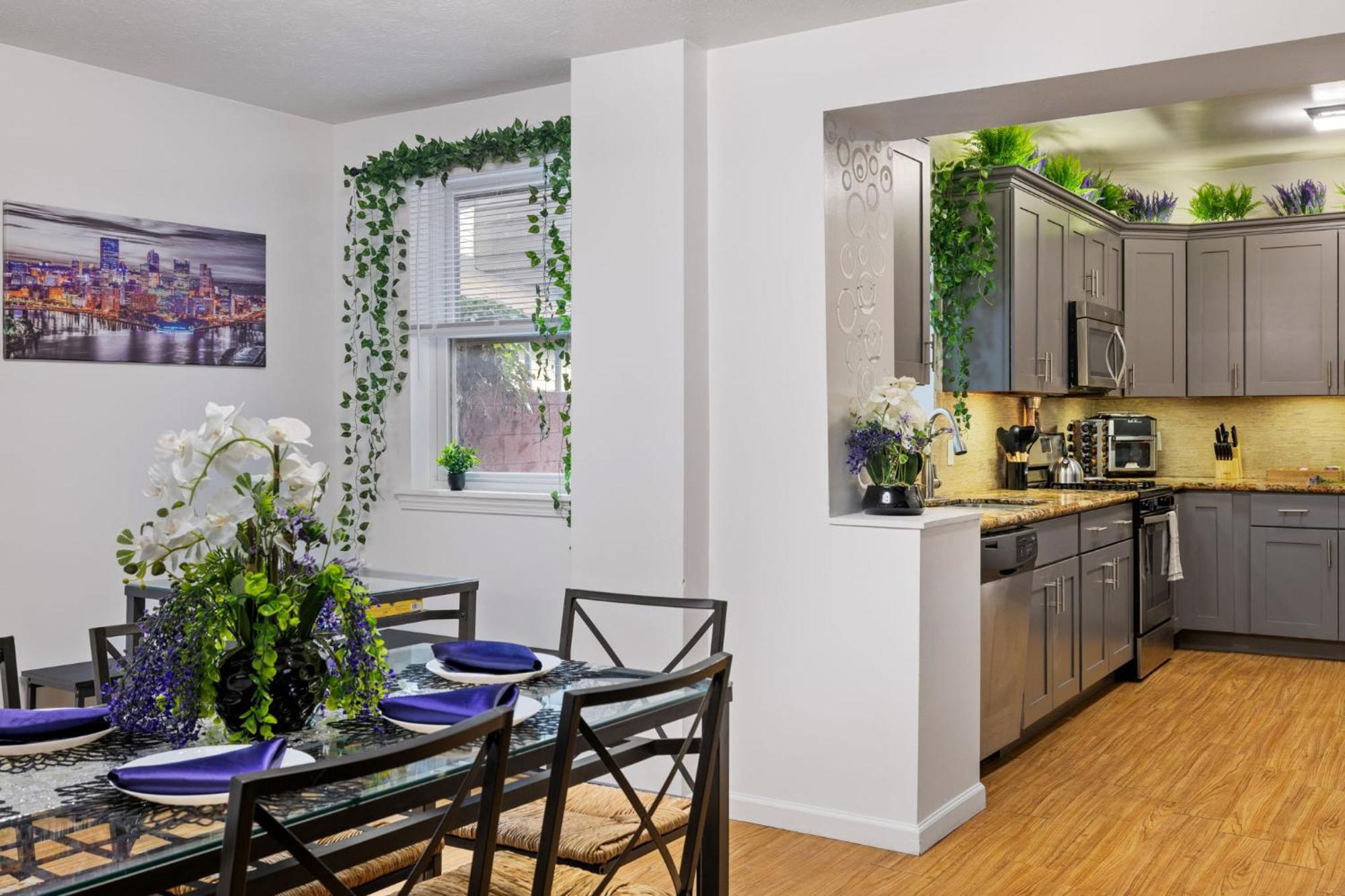 5bdrm 10bd With King Bbq Patio 1 Min Walk Carson St
